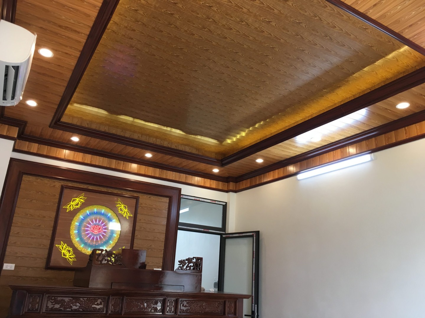 trần nhựa phòng khách 