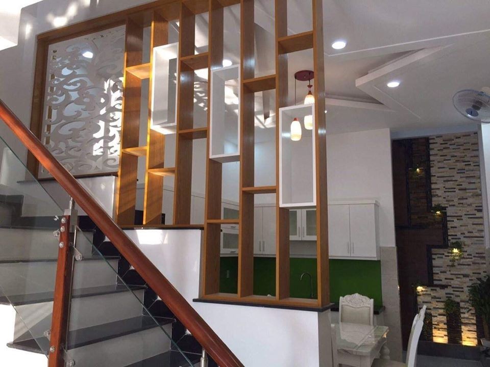 lam nhựa giả gỗ cầu thang 