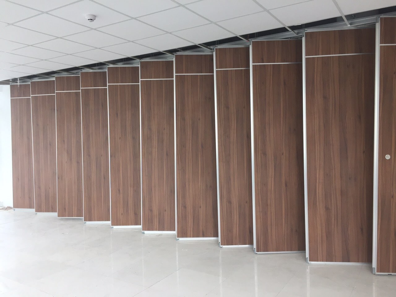 vách ngăn nhựa nội thất nhựa