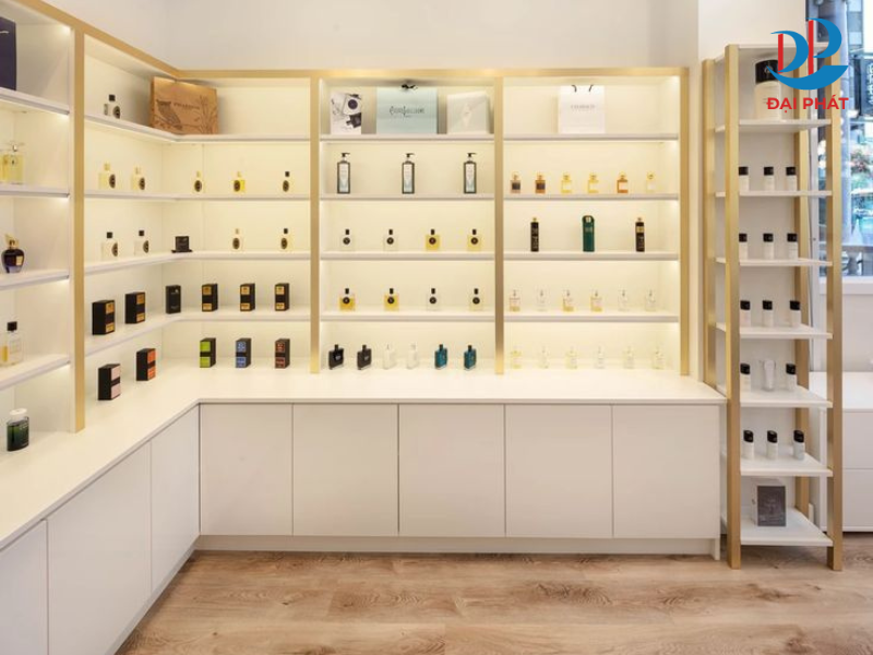 KỆ TRƯNG BÀY SẢN PHẨM – GIẢI PHÁP TẠO ẤN TƯỢNG VÀ TỐI ƯU 2025