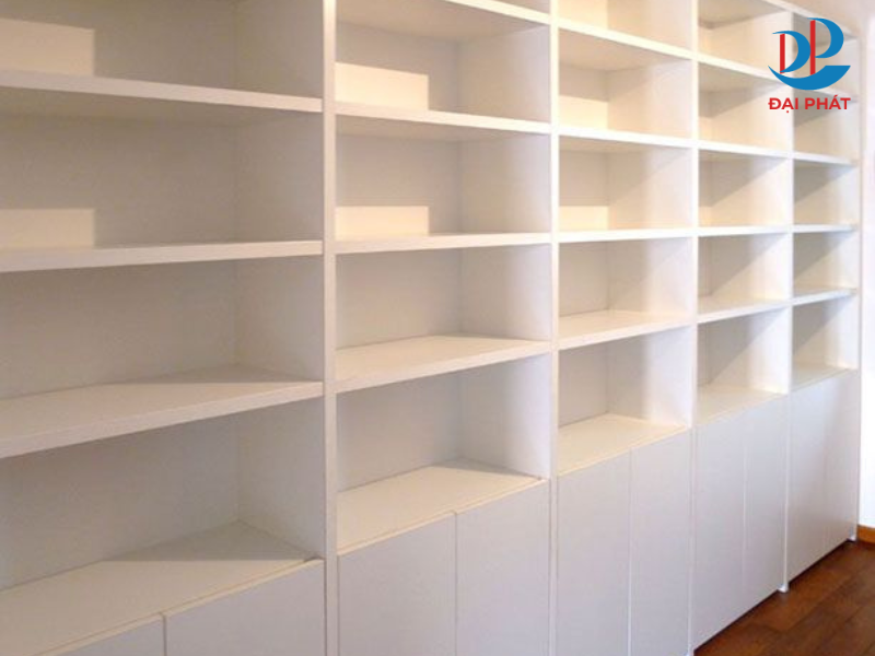 KỆ TRƯNG BÀY SẢN PHẨM – GIẢI PHÁP TẠO ẤN TƯỢNG VÀ TỐI ƯU 2025