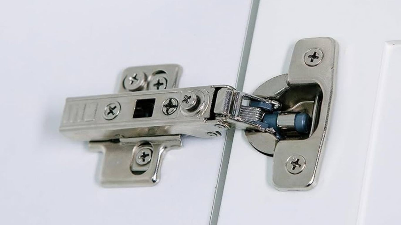 ban-le-giam-chan-tu-nhua