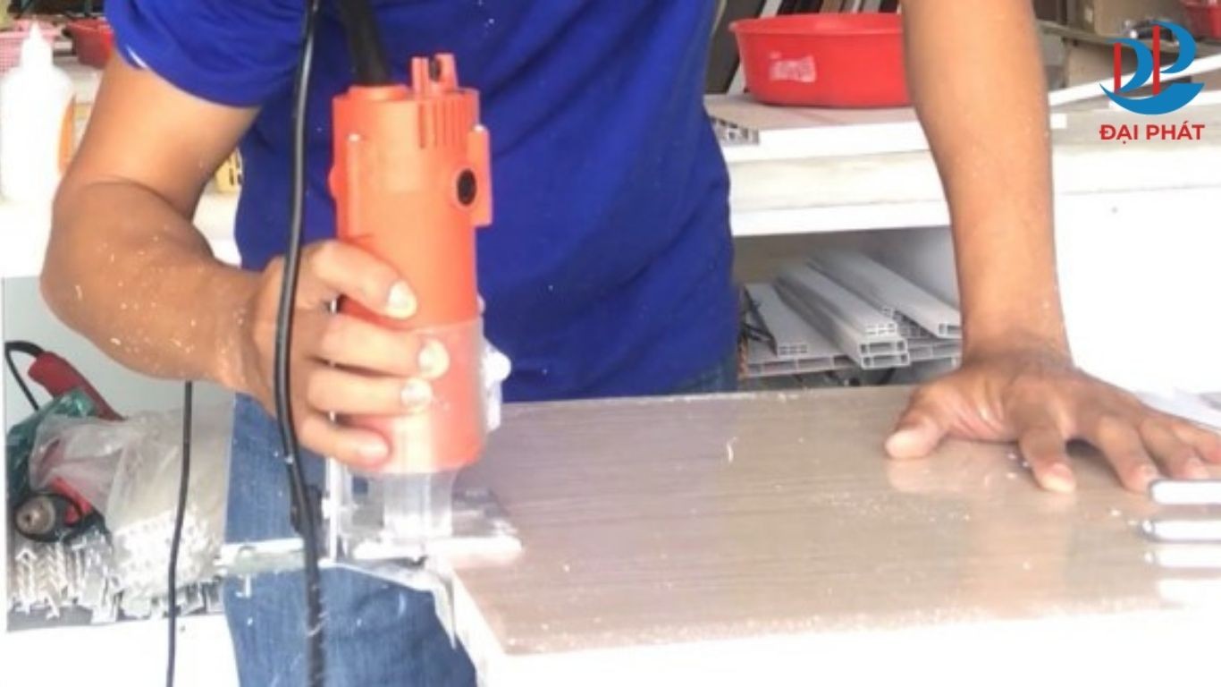 may-danh-gan-tam-nhua-noi-that