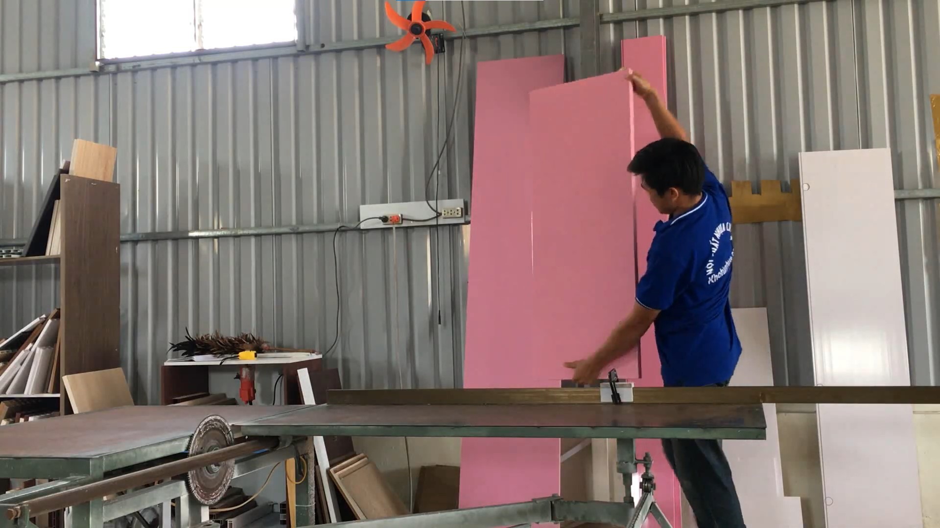 cach-lam-ban-hoc-nhua