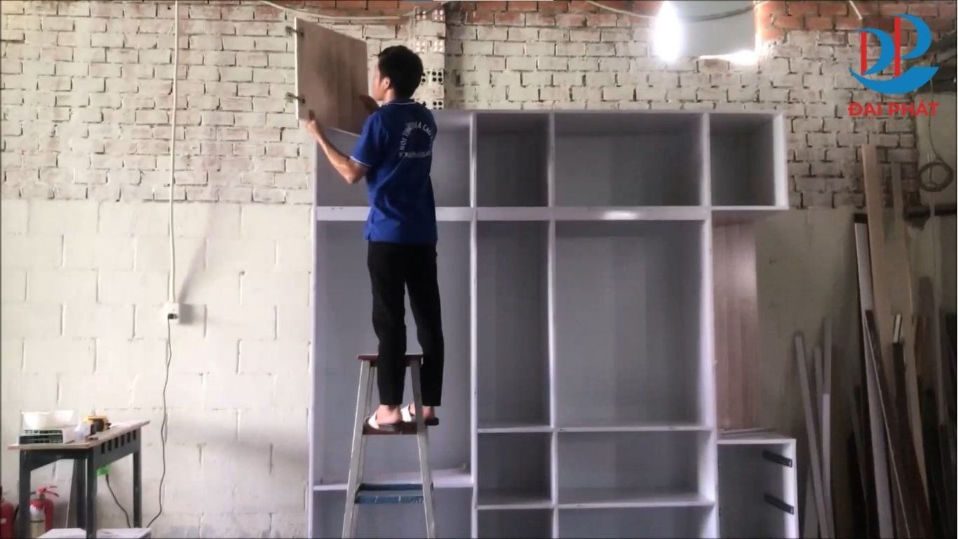 ban-le-giam-chan-tu-nhua