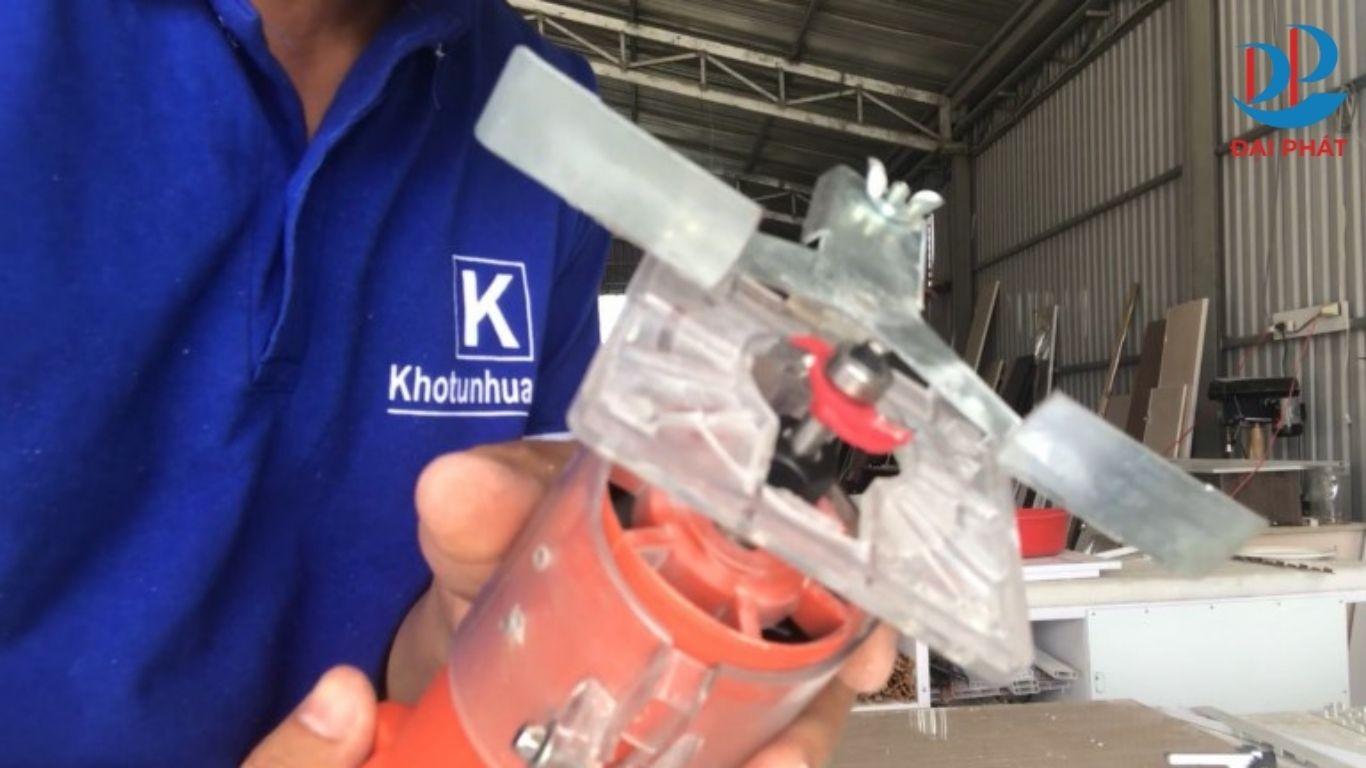 may-danh-gan-tam-nhua-noi-that