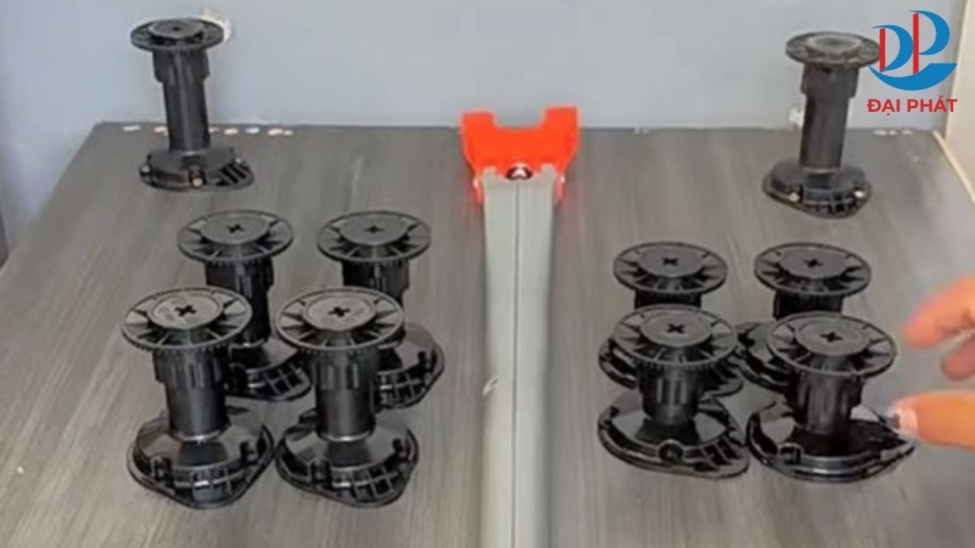 thi-cong-chan-tu-nhua