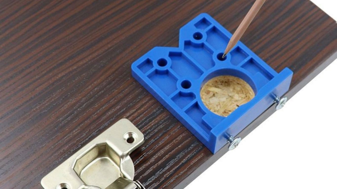 ban-le-giam-chan-tu-nhua