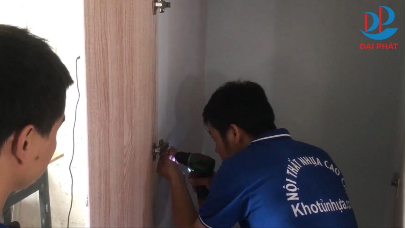 ban-le-giam-chan-tu-nhua