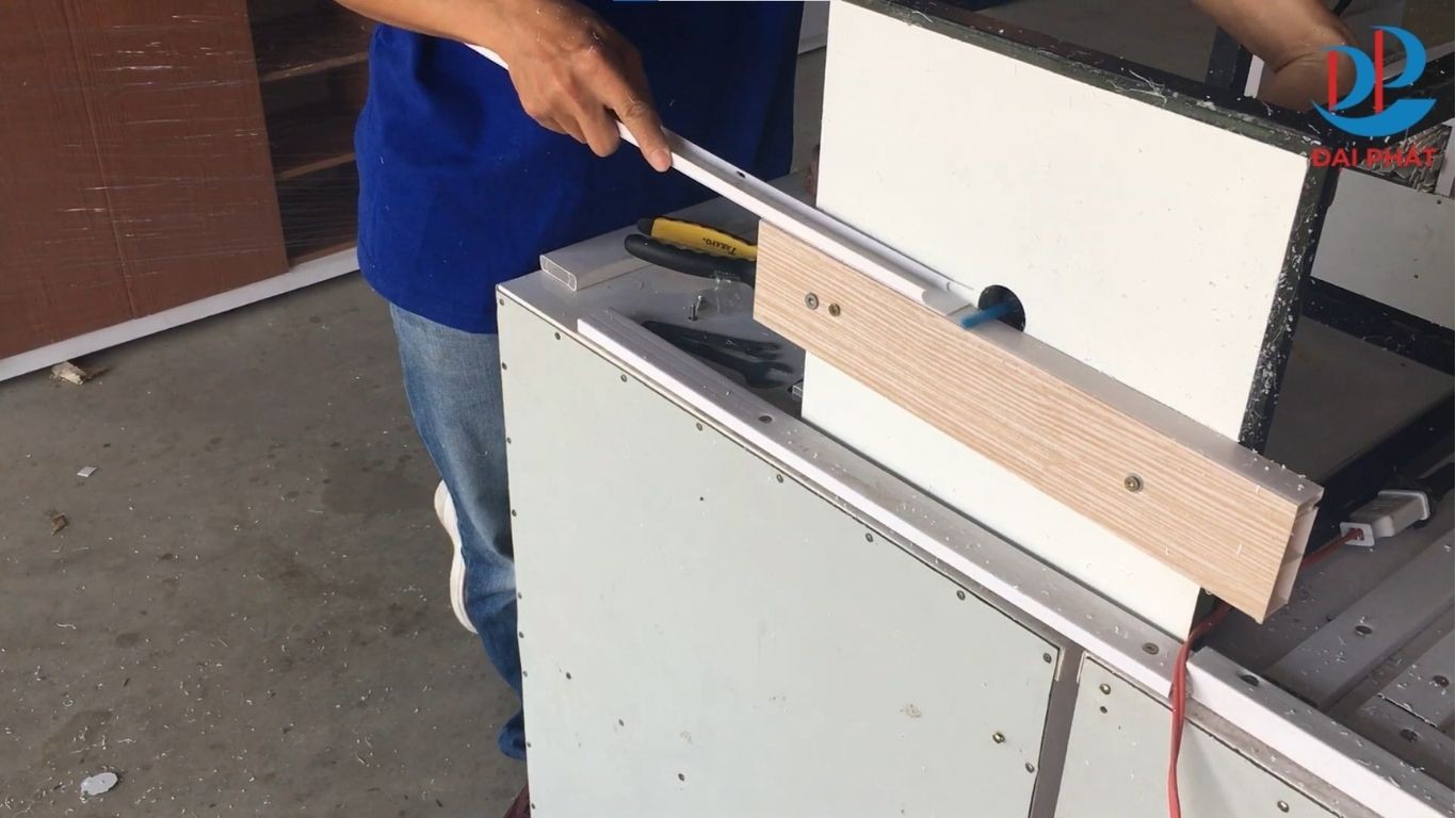 may-danh-gan-tam-nhua-noi-that