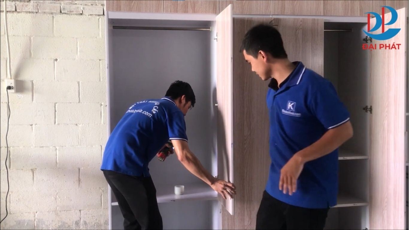 ban-le-giam-chan-tu-nhua