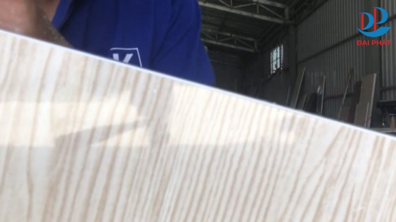 may-danh-gan-tam-nhua-noi-that