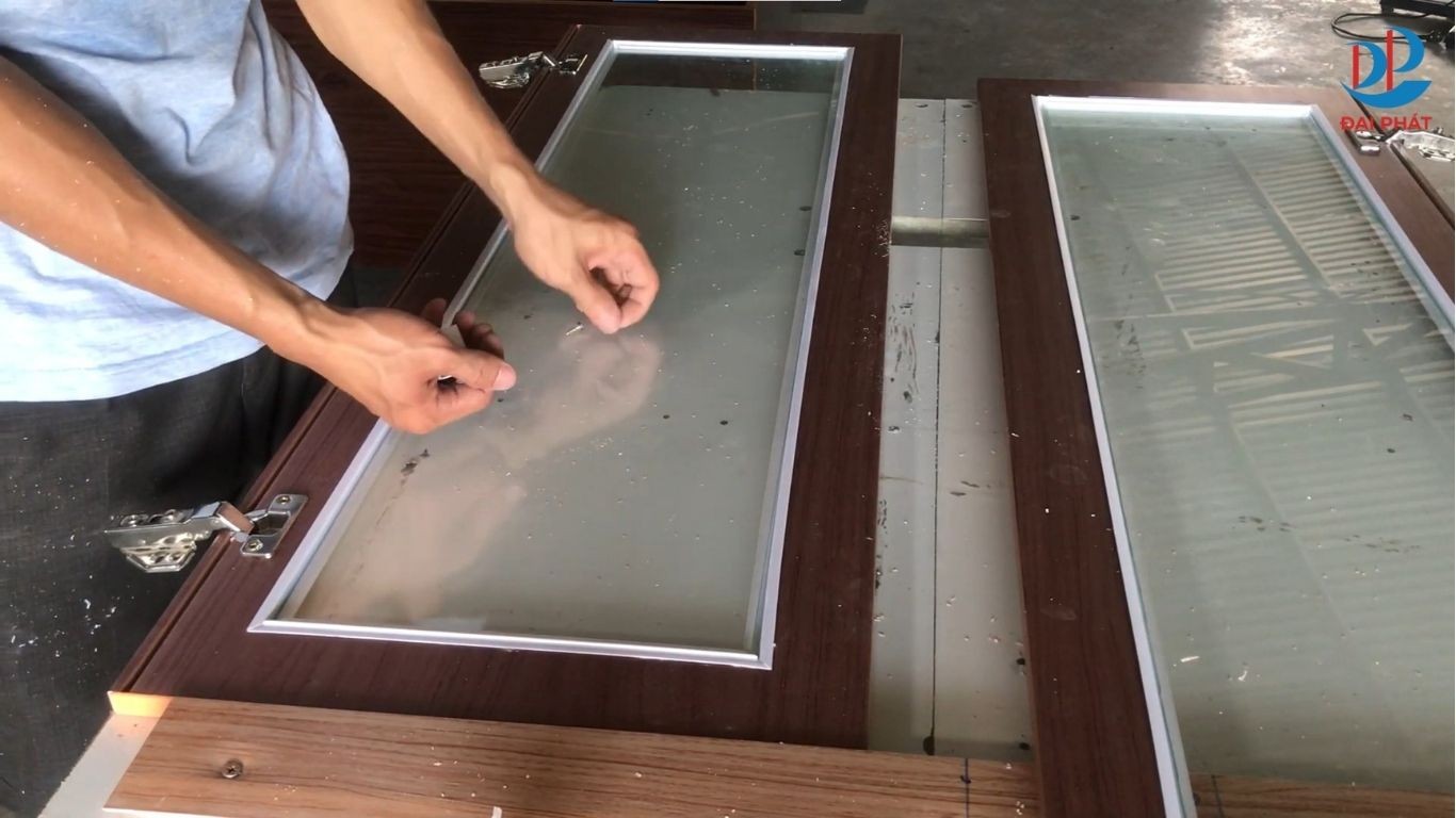 lap-canh-kinh-cho-tu-nhua