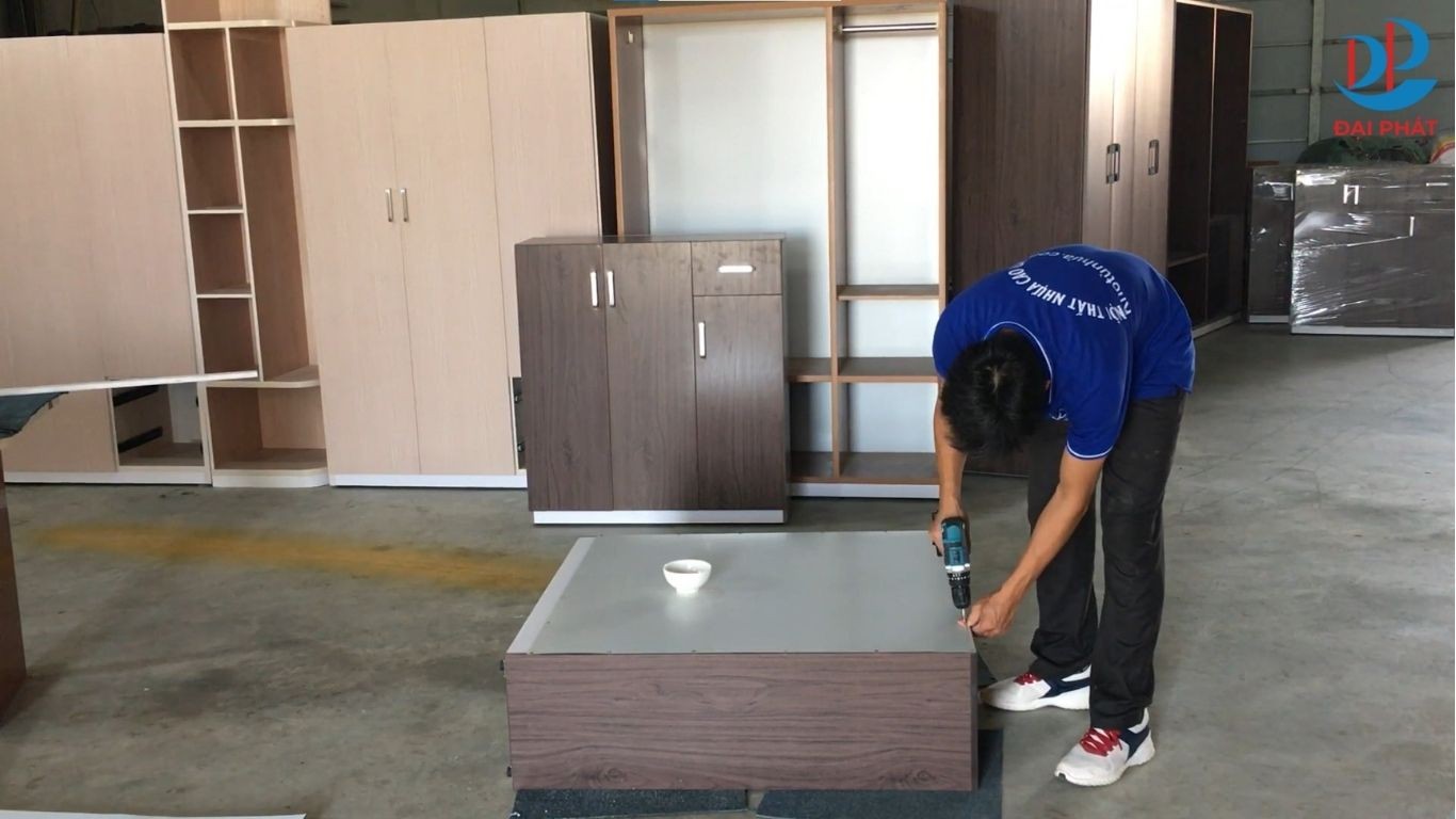 lap-tu-giay-nhua-rap-hau-va-lam-canh-tu