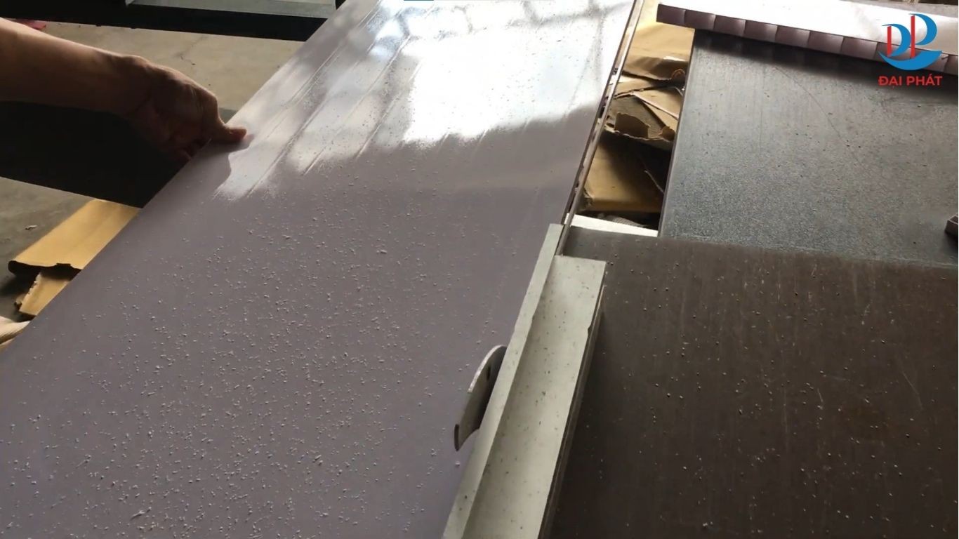 lam-canh-tu-quan-ao-nhua-cua-lua