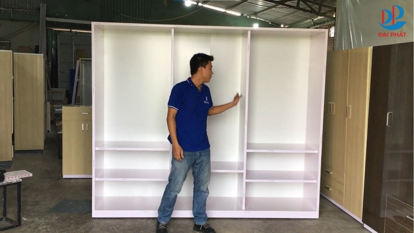 lam-tu-quan-ao-nhua-cua-lua