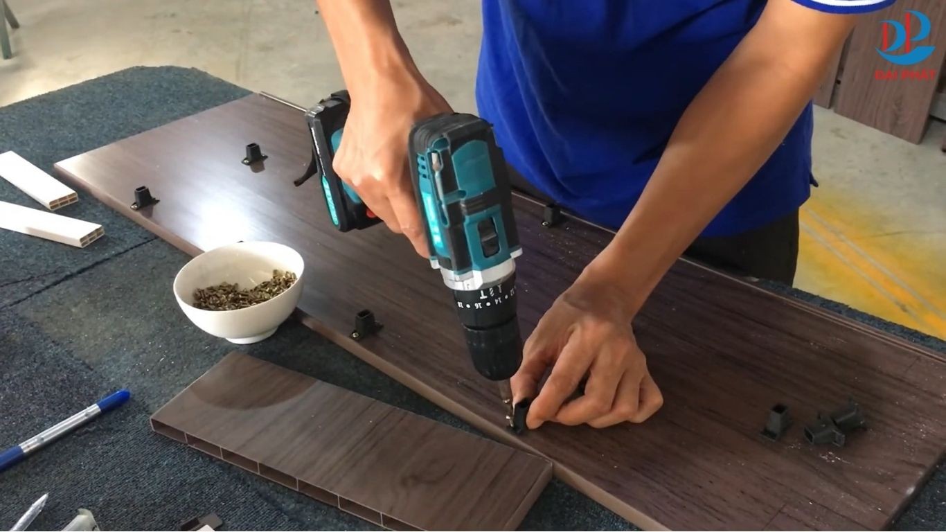 lap-rap-khung-tu-giay-nhua