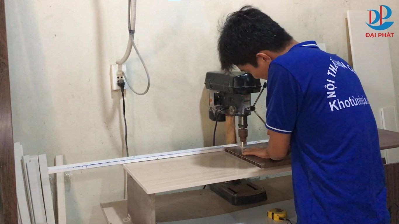 lap-tu-giay-nhua-rap-hau-va-lam-canh-tu