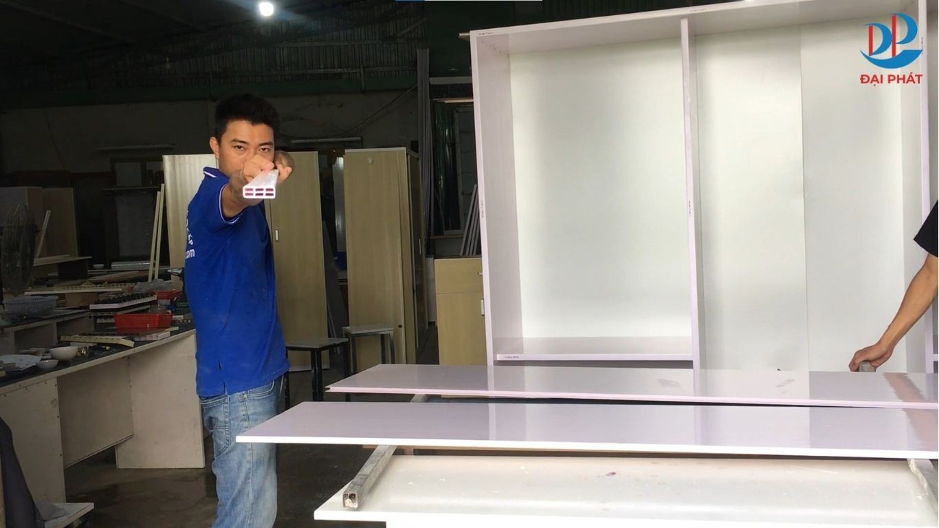 lam-canh-tu-quan-ao-nhua-cua-lua