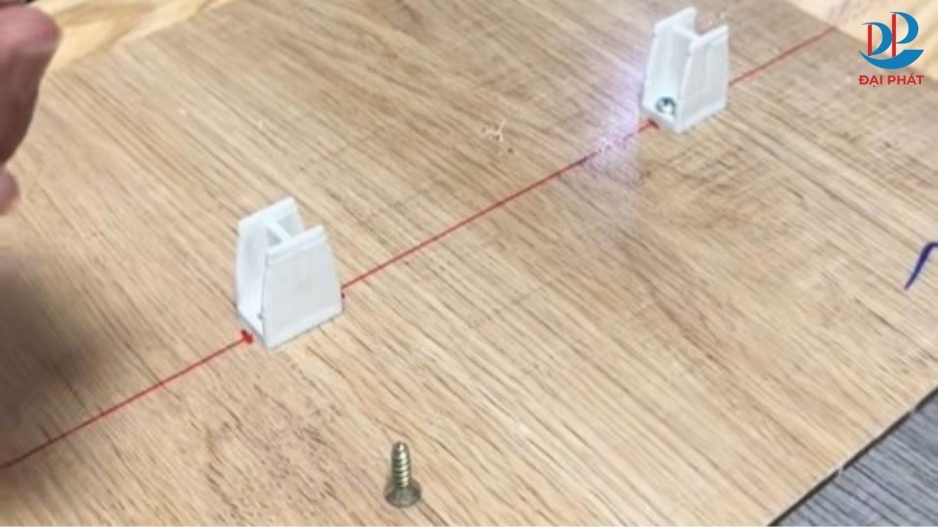 ky-thuat-ban-vit-nhua-noi-that