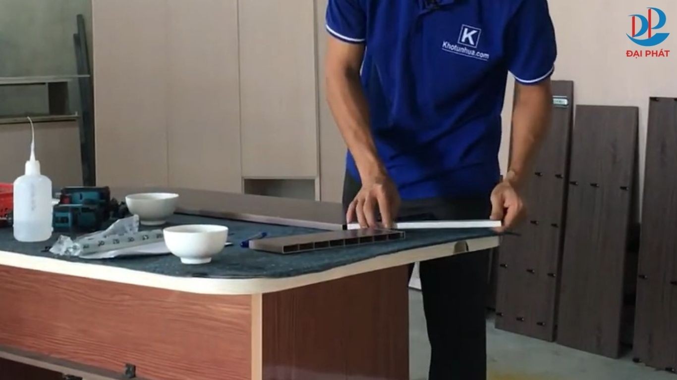 lap-rap-khung-tu-giay-nhua