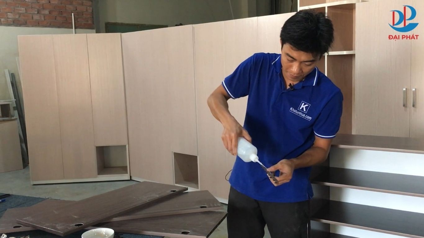 lap-tu-giay-nhua-rap-hau-va-lam-canh-tu