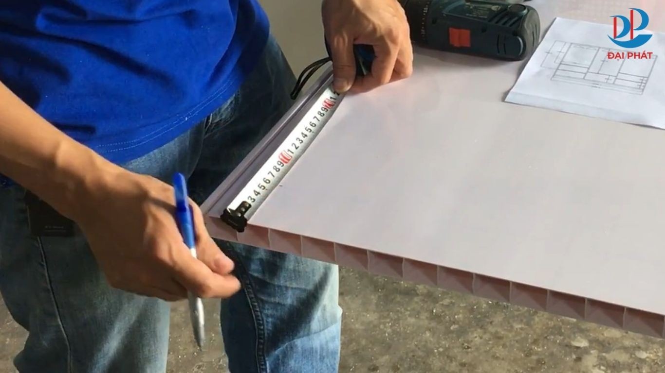 lam-tu-quan-ao-nhua-cua-lua