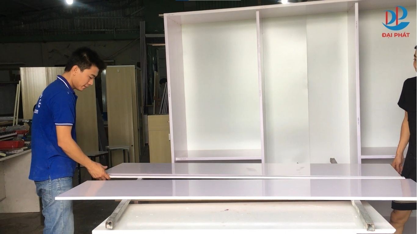 lam-canh-tu-quan-ao-nhua-cua-lua