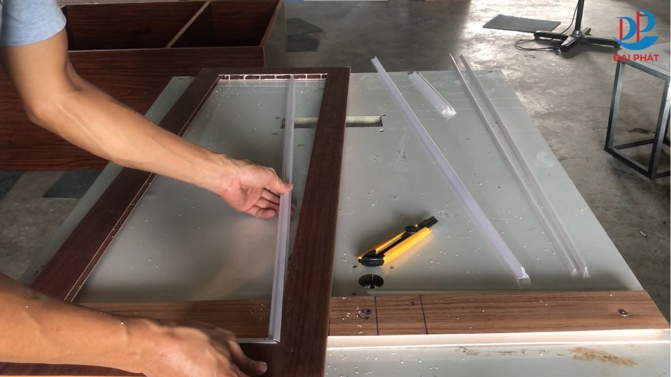 cat-va-len-canh-tu-nhua-canh-kinh