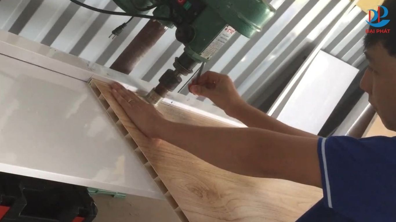 khoan-ban-le-tu-nhua