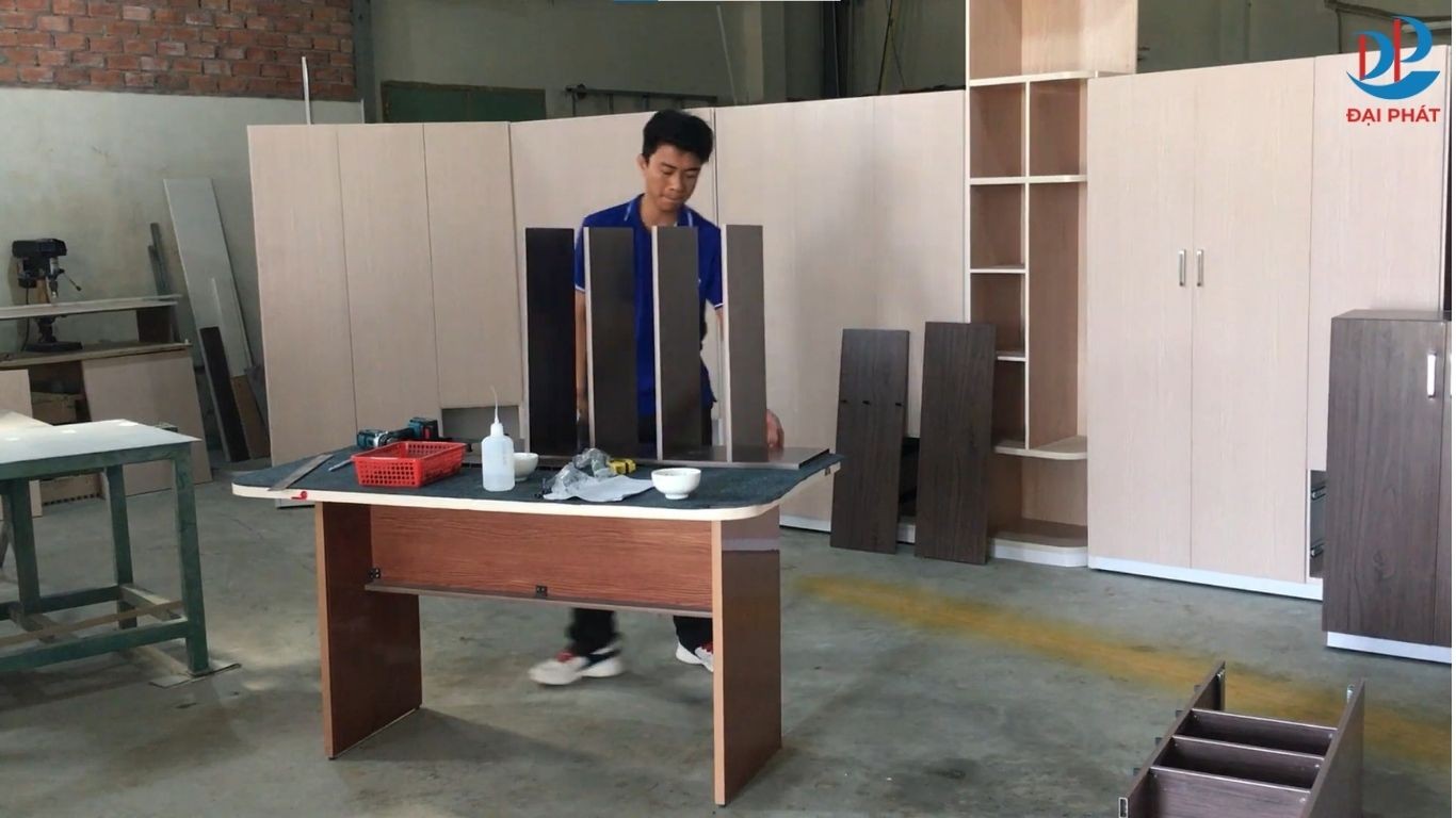 lap-rap-khung-tu-giay-nhua