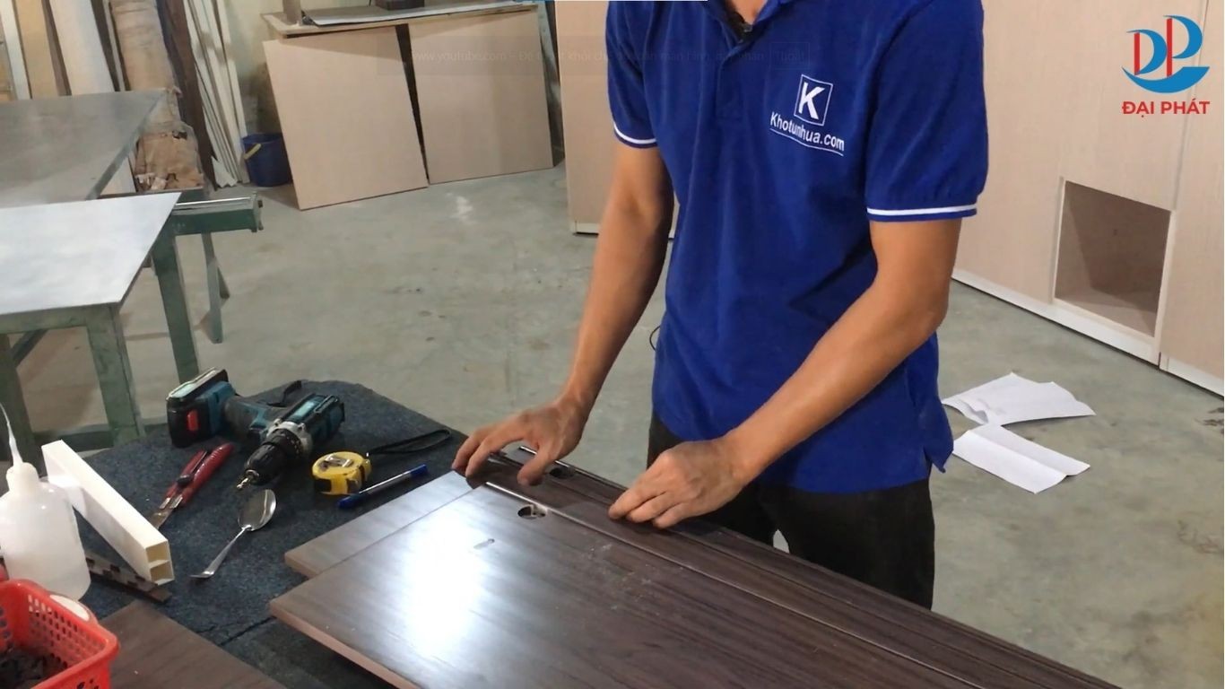 lap-tu-giay-nhua-rap-hau-va-lam-canh-tu