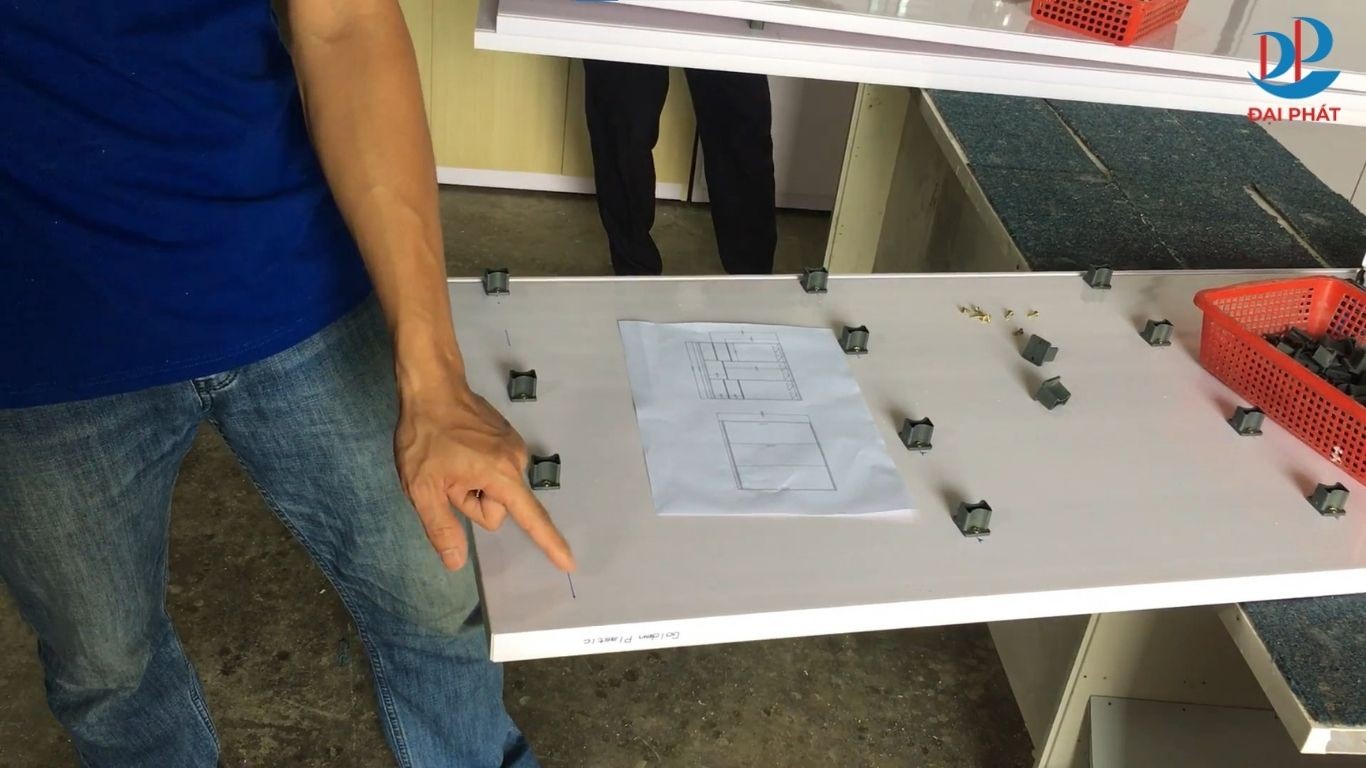 lam-tu-quan-ao-nhua-cua-lua