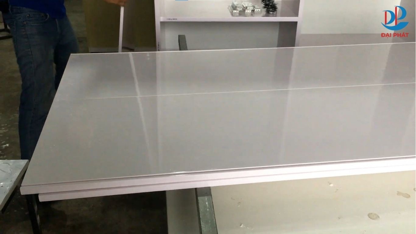 lam-canh-tu-quan-ao-nhua-cua-lua