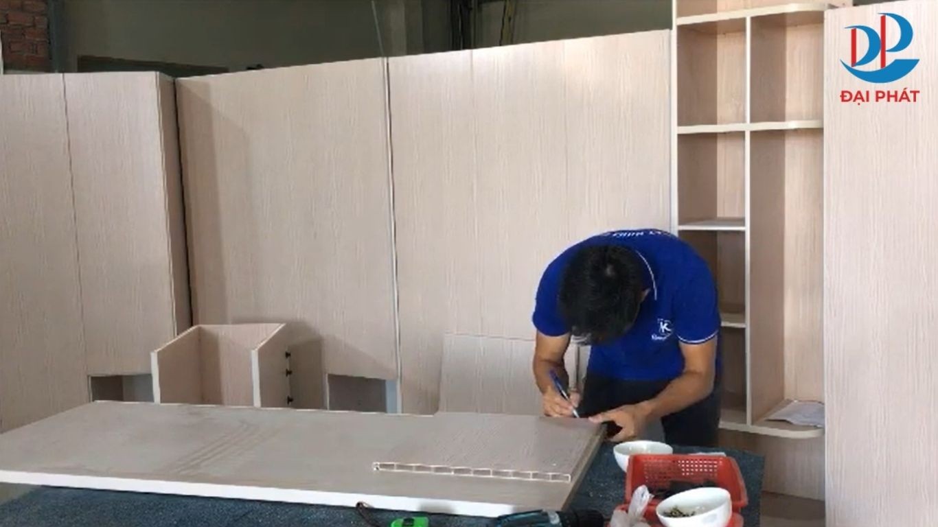 cach-lap-ban-nhua-van-phong