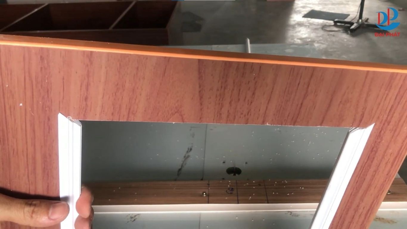 lap-canh-kinh-cho-tu-nhua