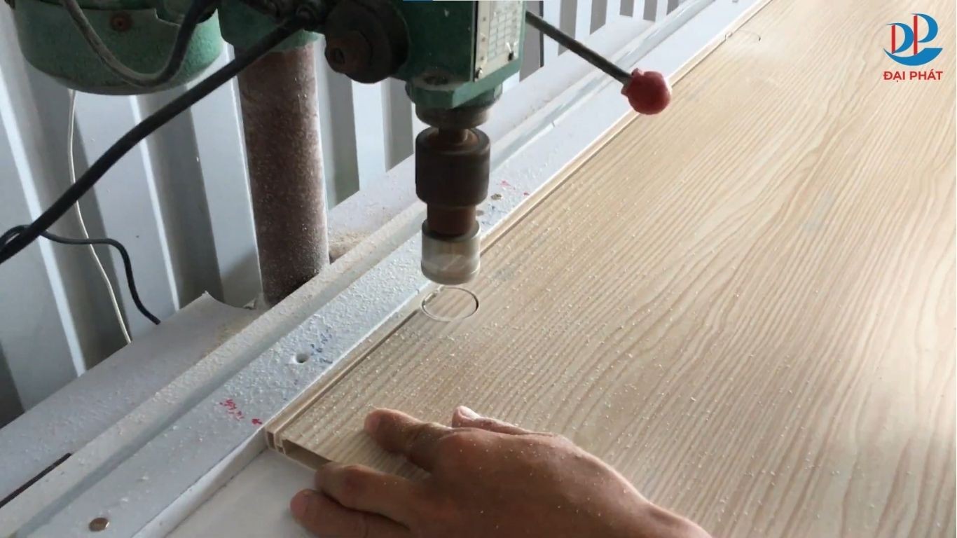 khoan-ban-le-tu-nhua