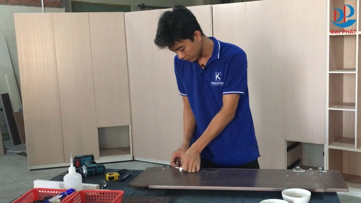 lap-tu-giay-nhua-rap-hau-va-lam-canh-tu