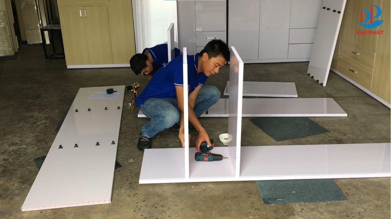 lam-tu-quan-ao-nhua-cua-lua