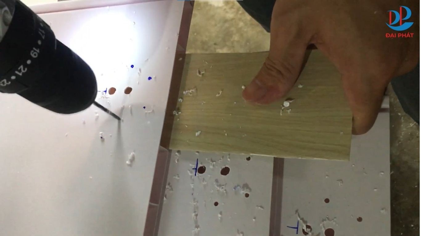 lam-canh-tu-quan-ao-nhua-cua-lua