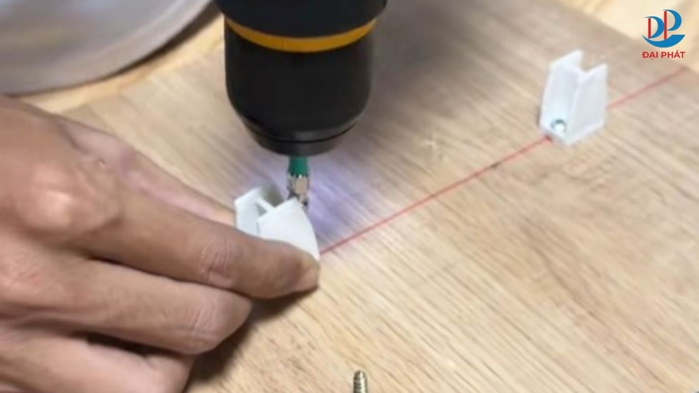 dung-chot-lien-ket-cnc-ghep-tam-nhua