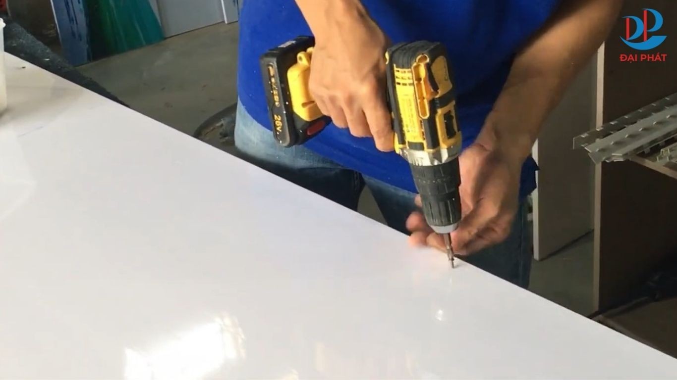 ky-thuat-ban-vit-nhua-noi-that