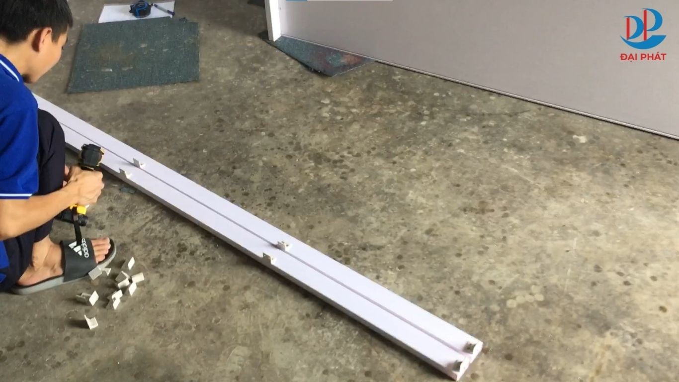 lam-tu-quan-ao-nhua-cua-lua