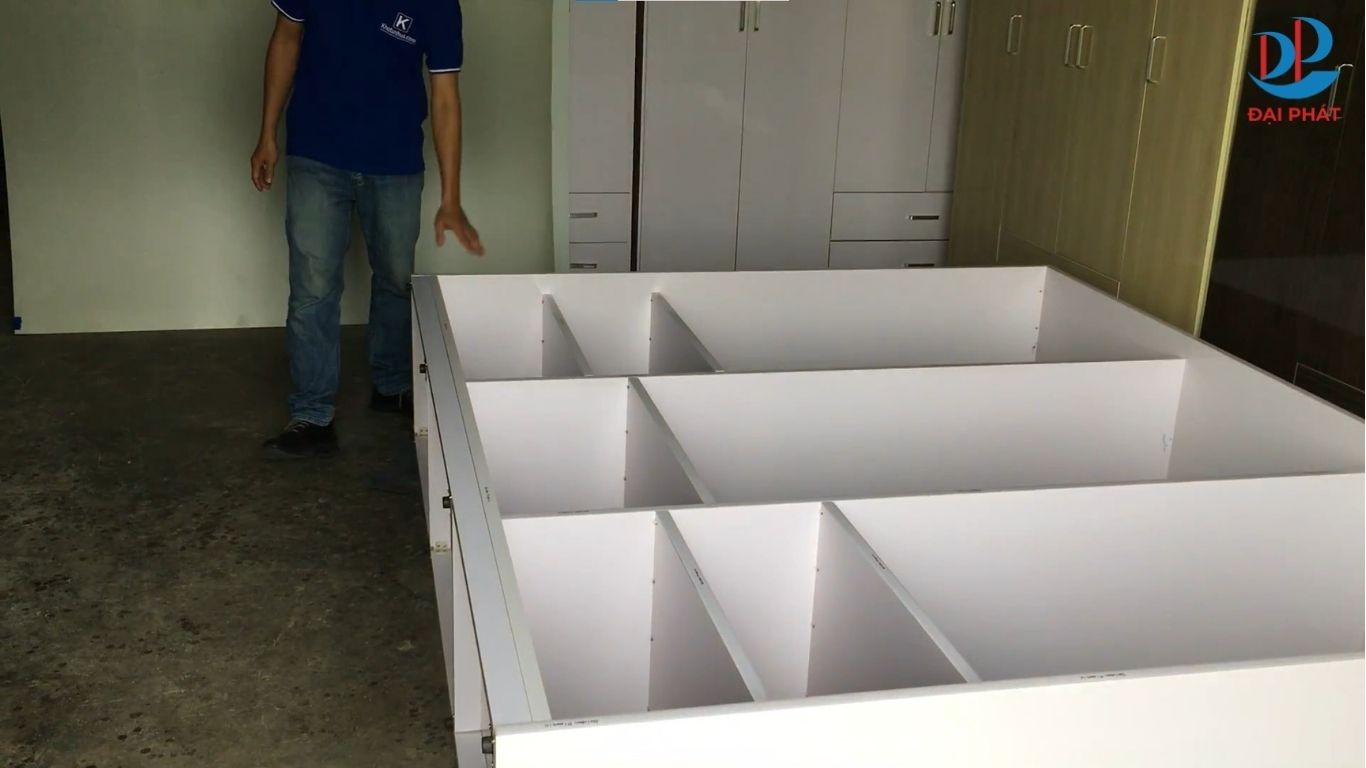 lam-tu-quan-ao-nhua-cua-lua