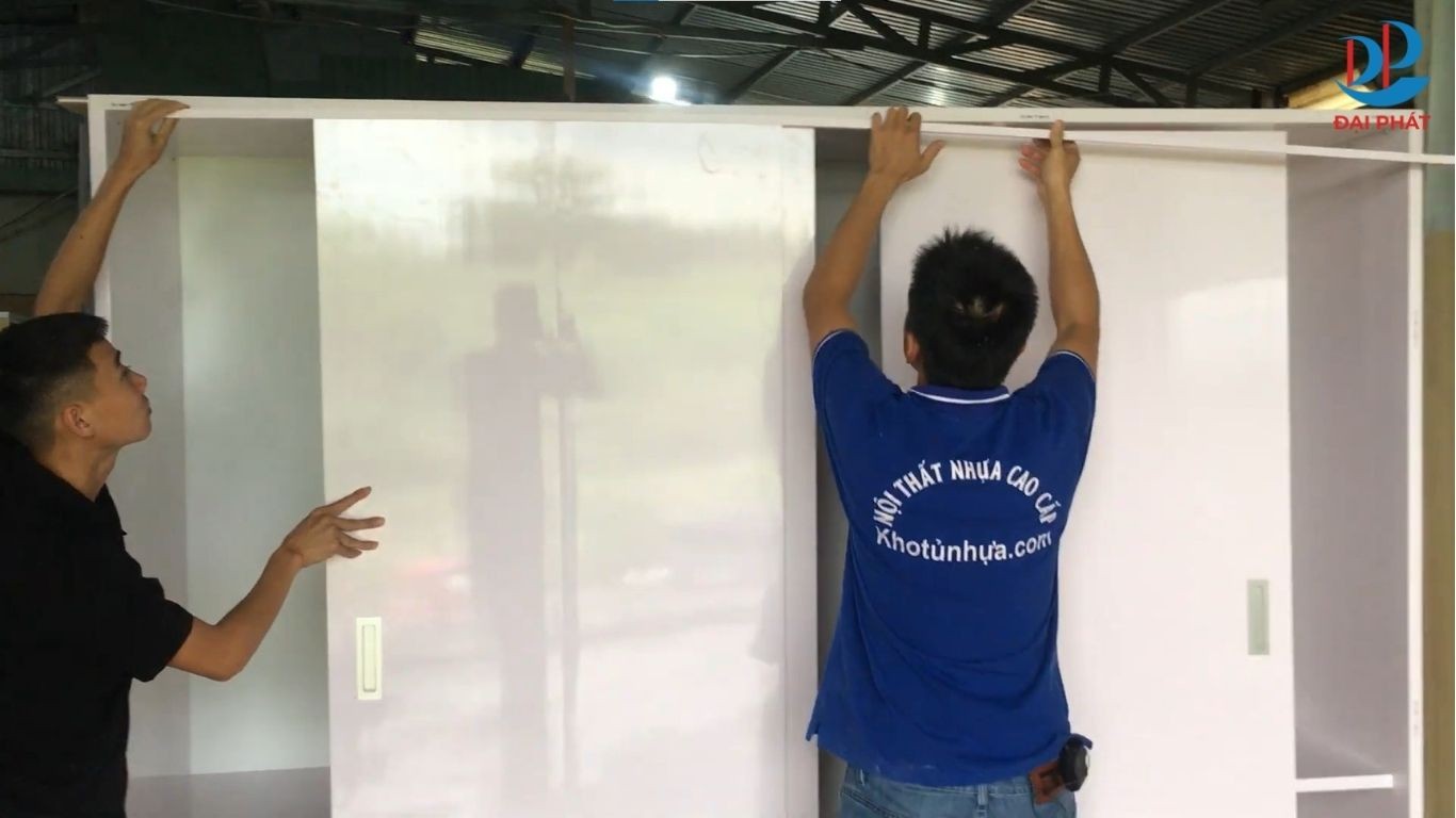 lam-canh-tu-quan-ao-nhua-cua-lua