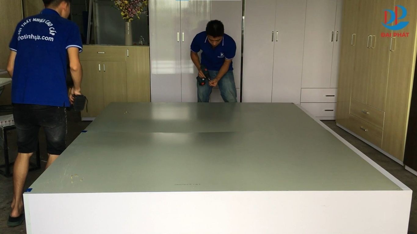 lam-tu-quan-ao-nhua-cua-lua