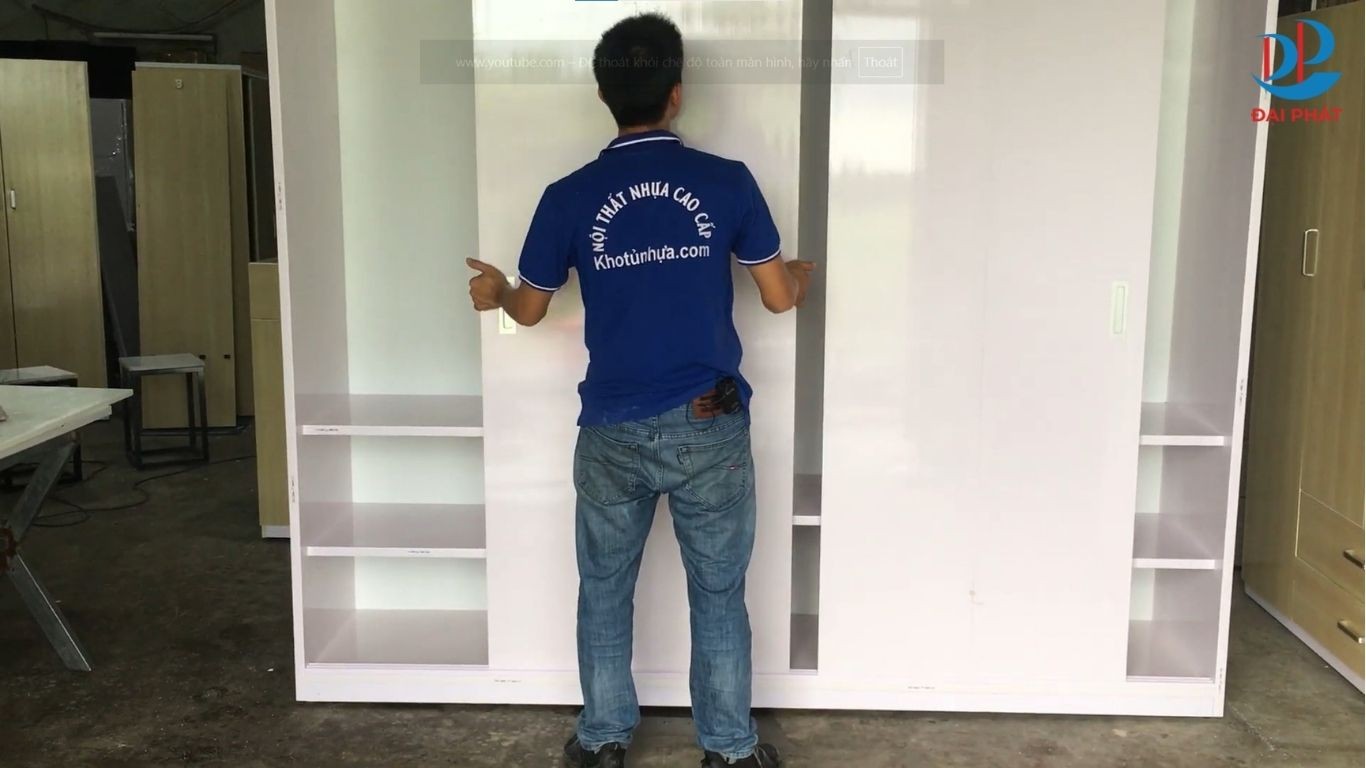 lam-canh-tu-quan-ao-nhua-cua-lua