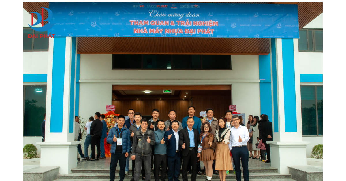 Tập thể quý khách mời của Đại Phát chụp ảnh lưu niệm