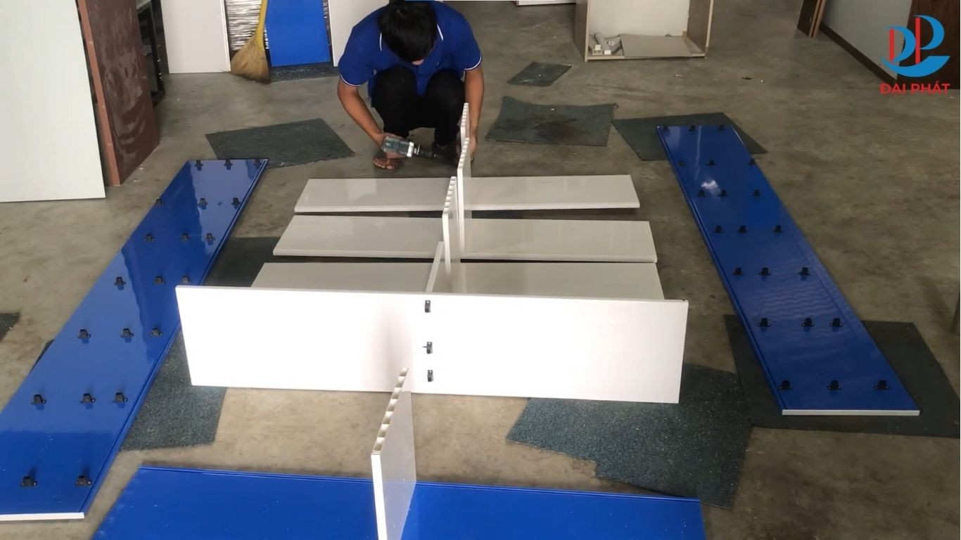 cach-lap-tu-trung-bay-nhua