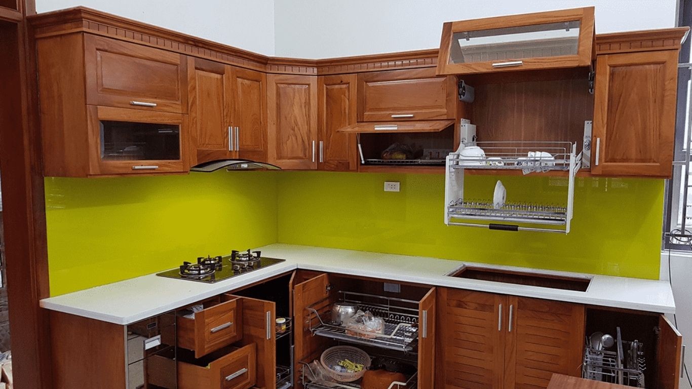 so-sanh-tu-bep-nhua-va-tu-bep-go